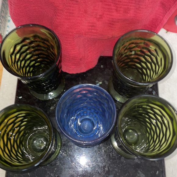 Vintage mid century avocado glasses, set a four green one blue no cracks - Picture 2 of 7
